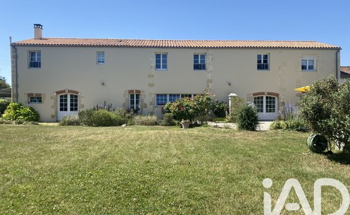House in Saint-Pierre-la-Noue, Nouvelle-Aquitaine, France 1