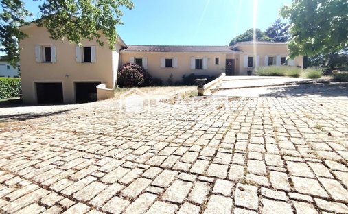 Casa a Roumazieres-Loubert, Terres-de-Haute-Charente, Francia 1