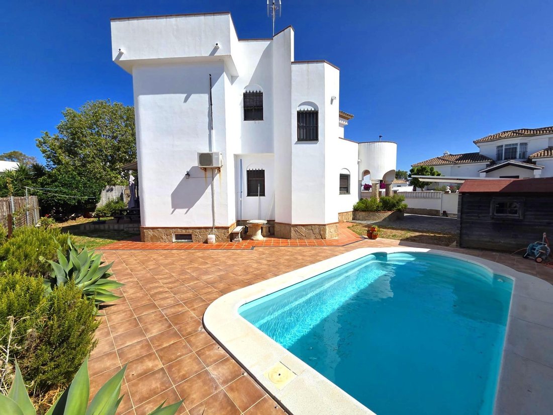 Chalet in Chiclana de la Frontera, Andalusia, Spain 1 - 18389226