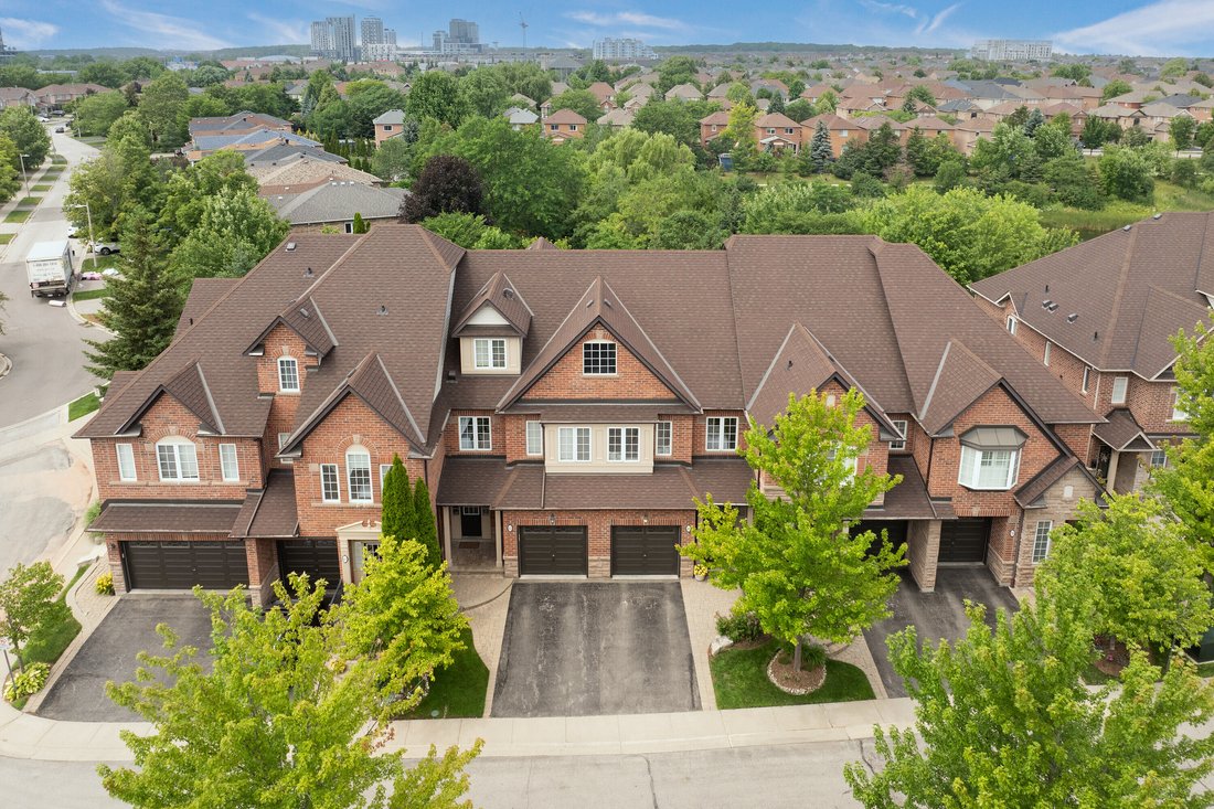 Townhouse in Oakville, Ontario, Canada 3 - 18389319