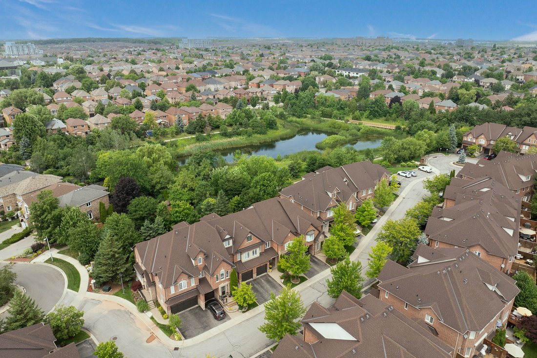 Townhouse in Oakville, Ontario, Canada 2 - 18389319
