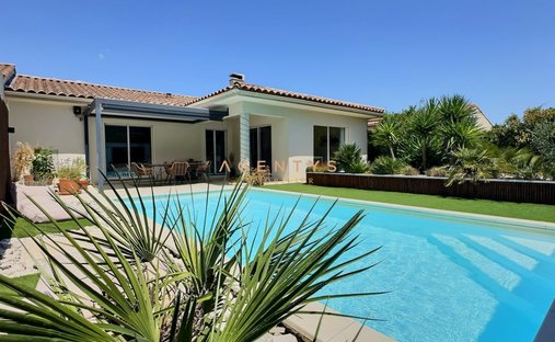 Villa in Saint-Chamas, Provence-Alpes-Côte d'Azur, France 1