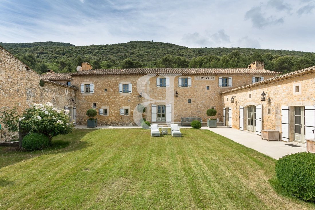 Country House in Bonnieux, Provence-Alpes-Côte d'Azur, France 4 - 16838332