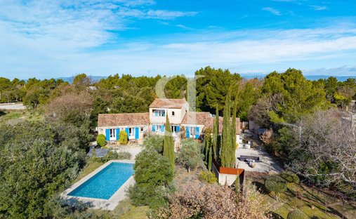 Villa in Lacoste, Provence-Alpes-Côte d'Azur, France 1