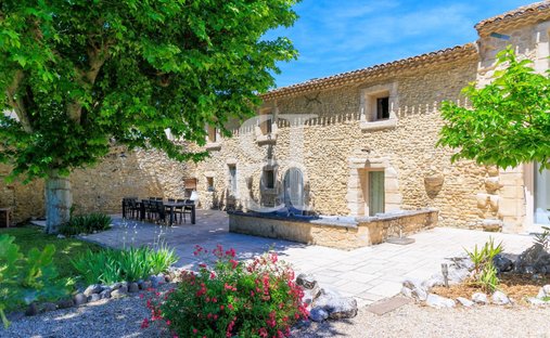 Country House in Centre Ville, Le Thor, France 1