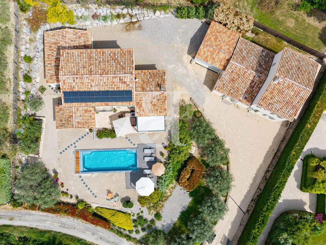 Villa in Saint-Saturnin-lès-Apt, Provence-Alpes-Côte d'Azur, France 3 - 17841033
