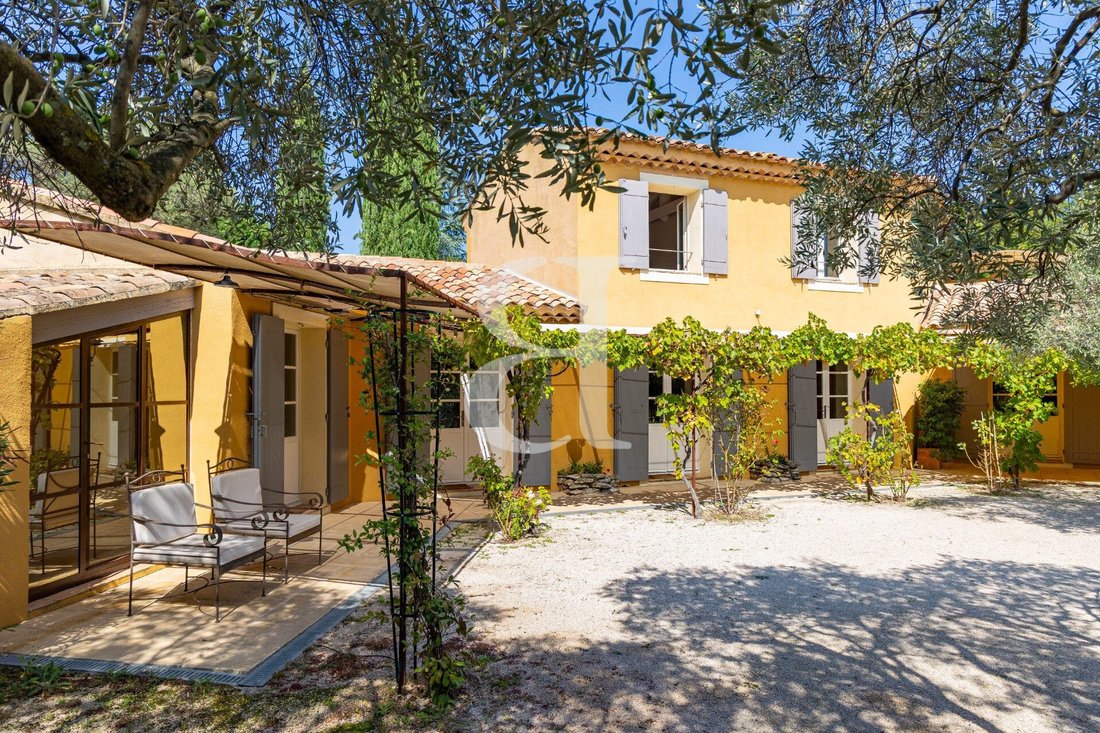 Villa in Roussillon, Provence-Alpes-Côte d'Azur, France 2 - 16838319