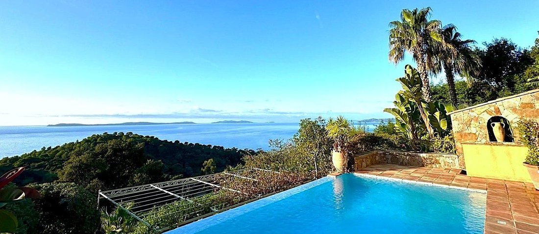 Villa in Rayol-Canadel-sur-Mer, Provence-Alpes-Côte d'Azur, France 1 - 18389841