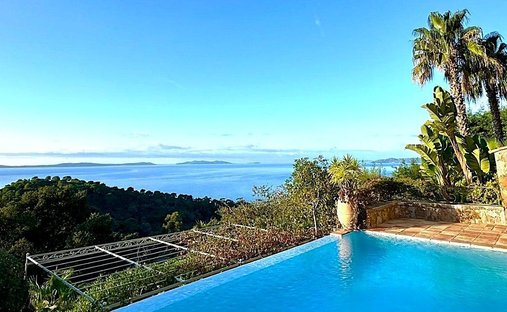 Villa in Rayol-Canadel-sur-Mer, Provence-Alpes-Côte d'Azur, France 1