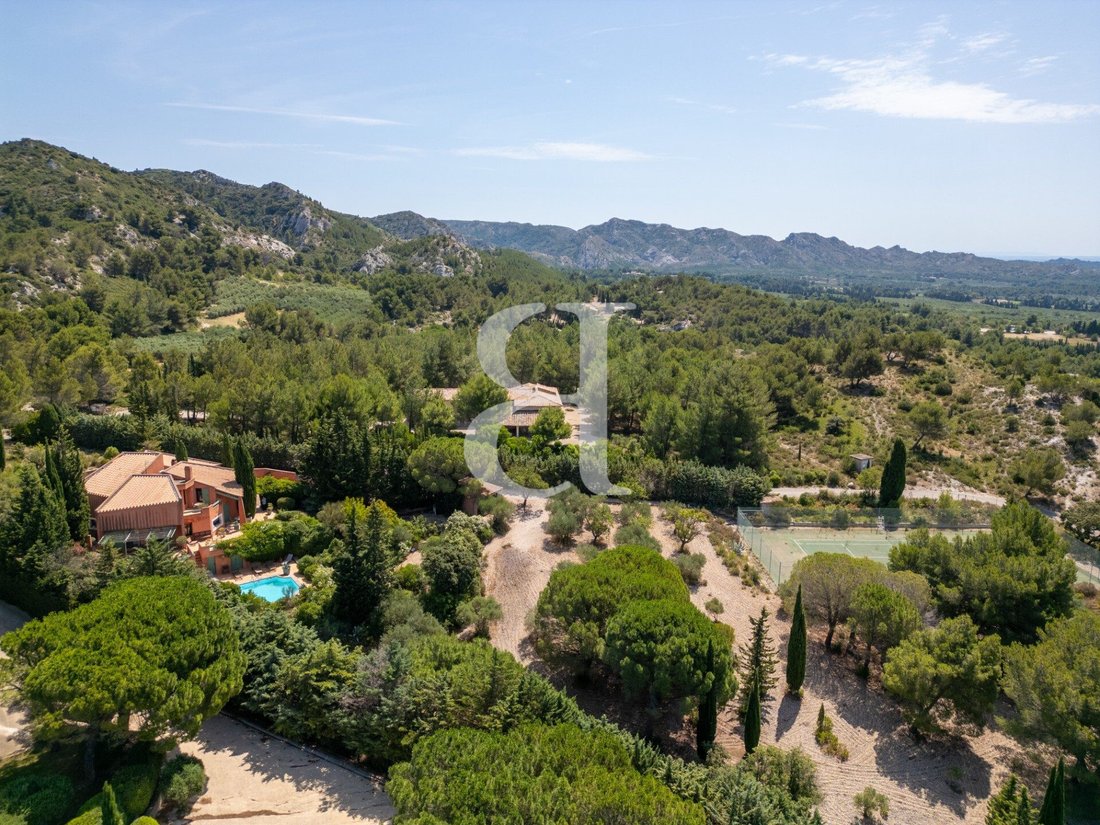 Villa in Les Baux-de-Provence, Provence-Alpes-Côte d'Azur, France 1 - 16838299