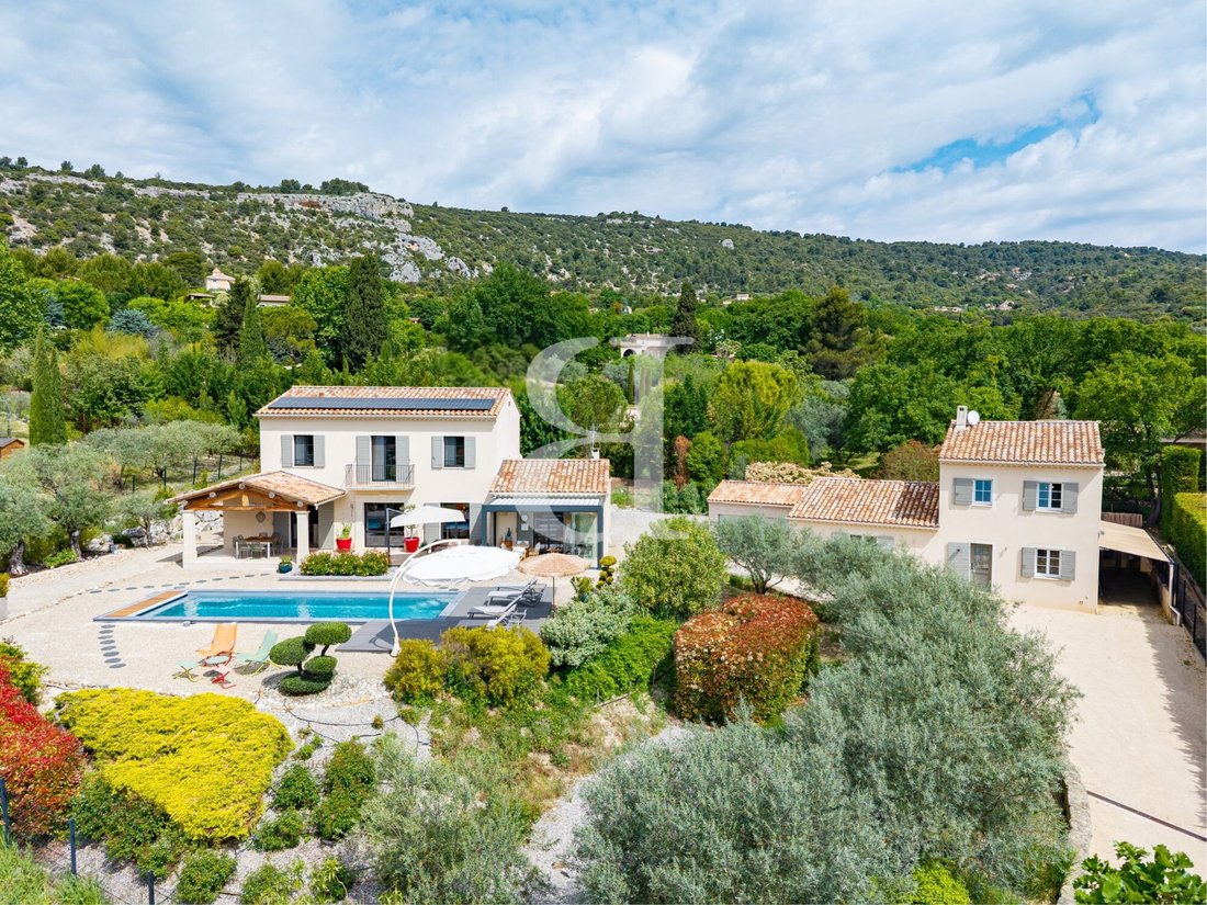 Villa in Saint-Saturnin-lès-Apt, Provence-Alpes-Côte d'Azur, France 1 - 17841033