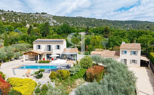 Villa in Saint-Saturnin-lès-Apt, Provence-Alpes-Côte d'Azur, France 1