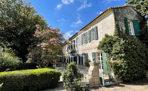 Maisons de campagne à Saint-Étienne-du-Grès, Provence-Alpes-Côte d'Azur, France 1