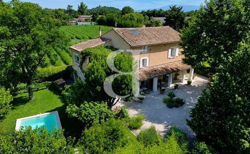 Country House in Centre Ville, Le Thor, France 1