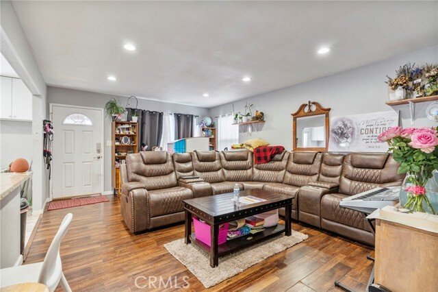 Lawndale, California, United States 5 - 18393607
