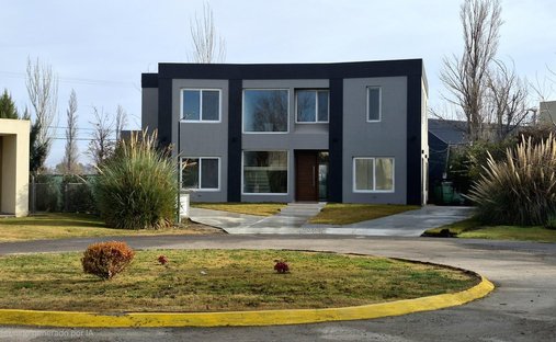 House in Neuquen, Neuquen, Argentina 1