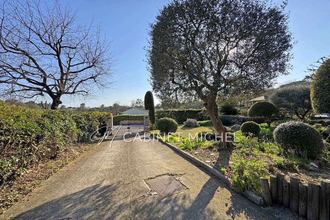Villa in Nord, Roquefort-les-Pins, France 2 - 18391559
