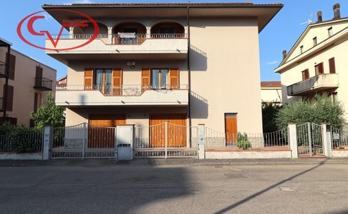 Villa in Stadium - Piazza della Repubblica, Montevarchi, Italy 1