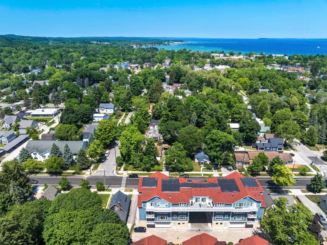 Condo in Garfield Township, Michigan, United States 3 - 18395966