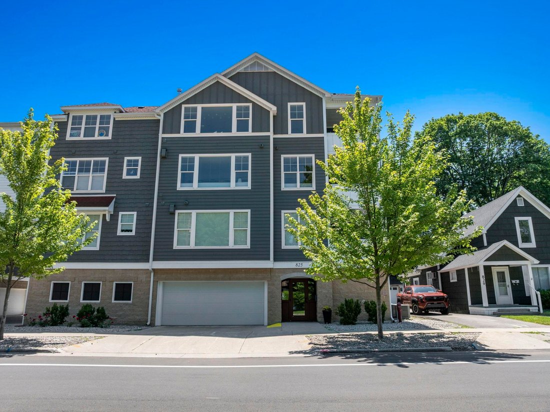Condo in Garfield Township, Michigan, United States 1 - 18395966