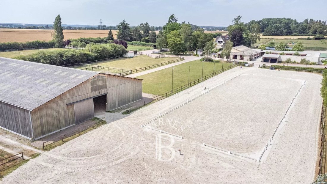 Estate in Saint-Illiers-la-Ville, Ile-de-France, France 1 - 18393308