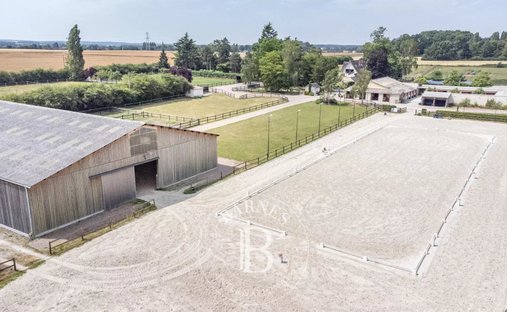 Estate in Saint-Illiers-la-Ville, Ile-de-France, France 1