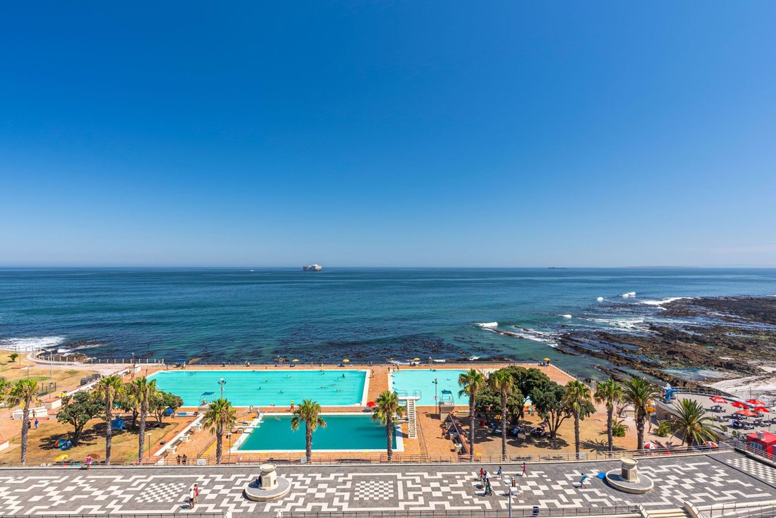 Apartment in Sea Point, Atlantic Seaboard, Cape Town 2 - 18394132