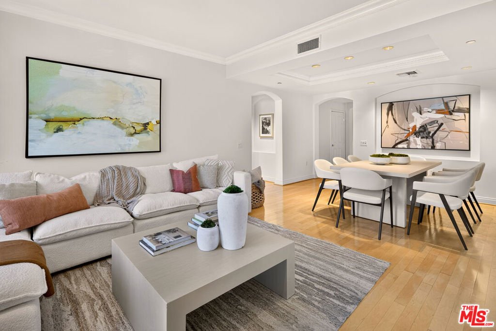 Condo in Los Angeles, California, United States 3 - 18395296