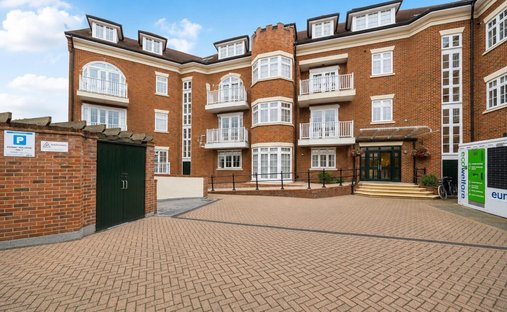 Apartment in Eton, England 1