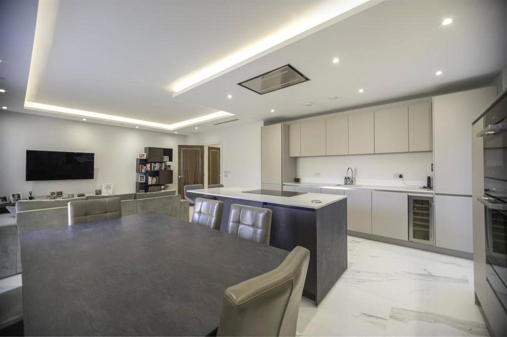 Apartment in Radlett, Hertsmere, England 5 - 18394417
