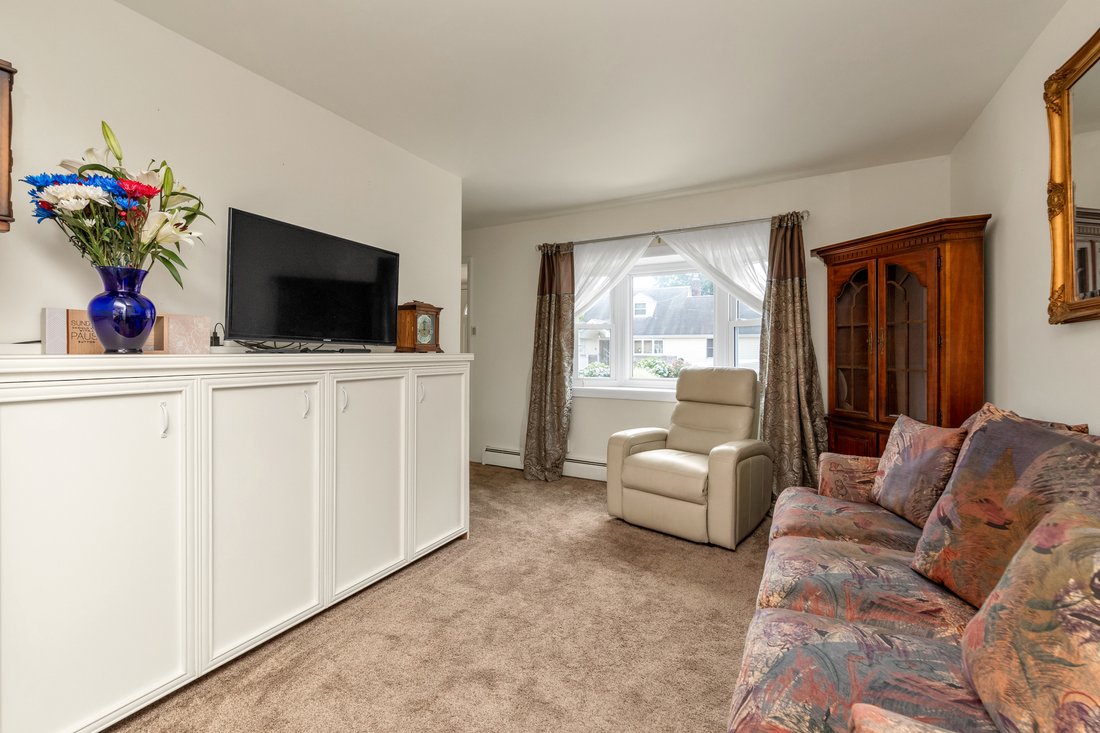 House in East Meadow, New York, United States 4 - 18396793
