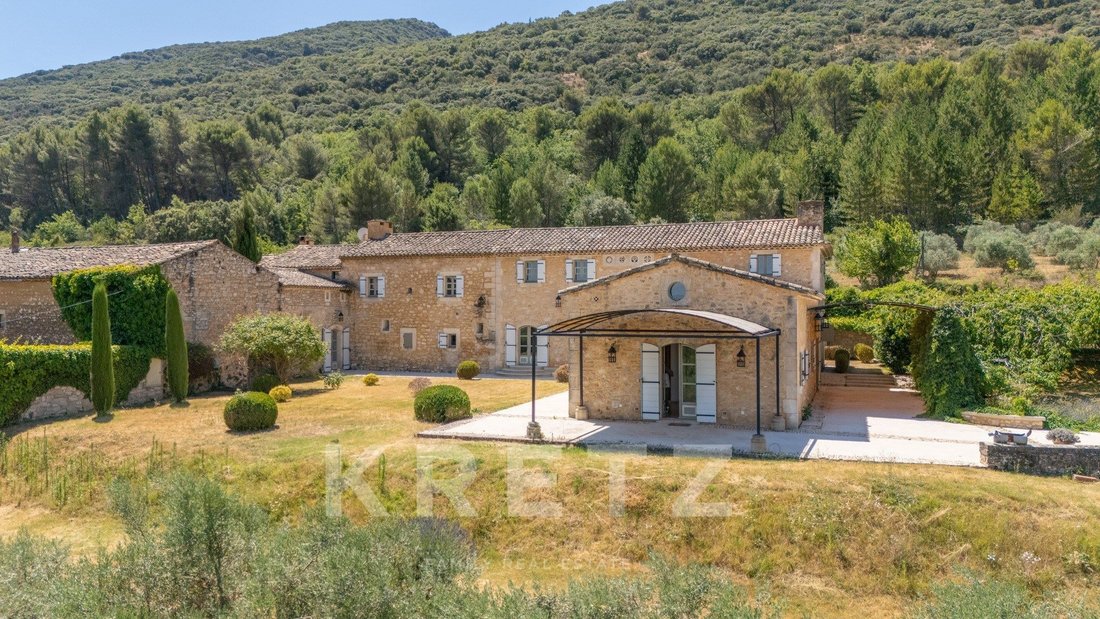 Estate in Bonnieux, Provence-Alpes-Côte d'Azur, France 2 - 18396716