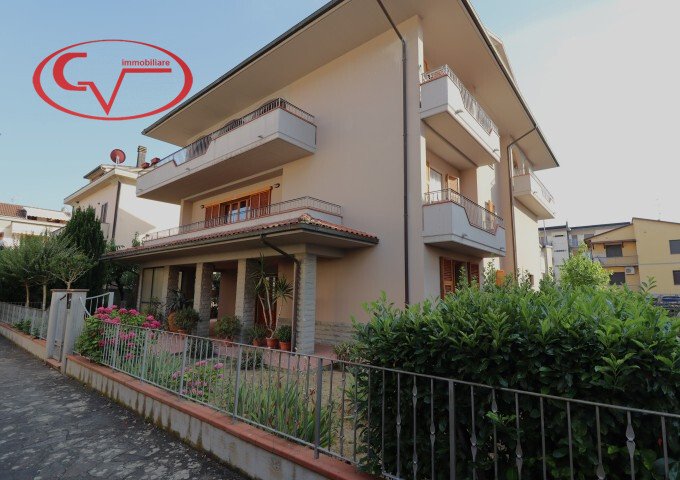 Villa en Stade - Piazza della Repubblica, Montevarchi, Italie 5 - 18397122