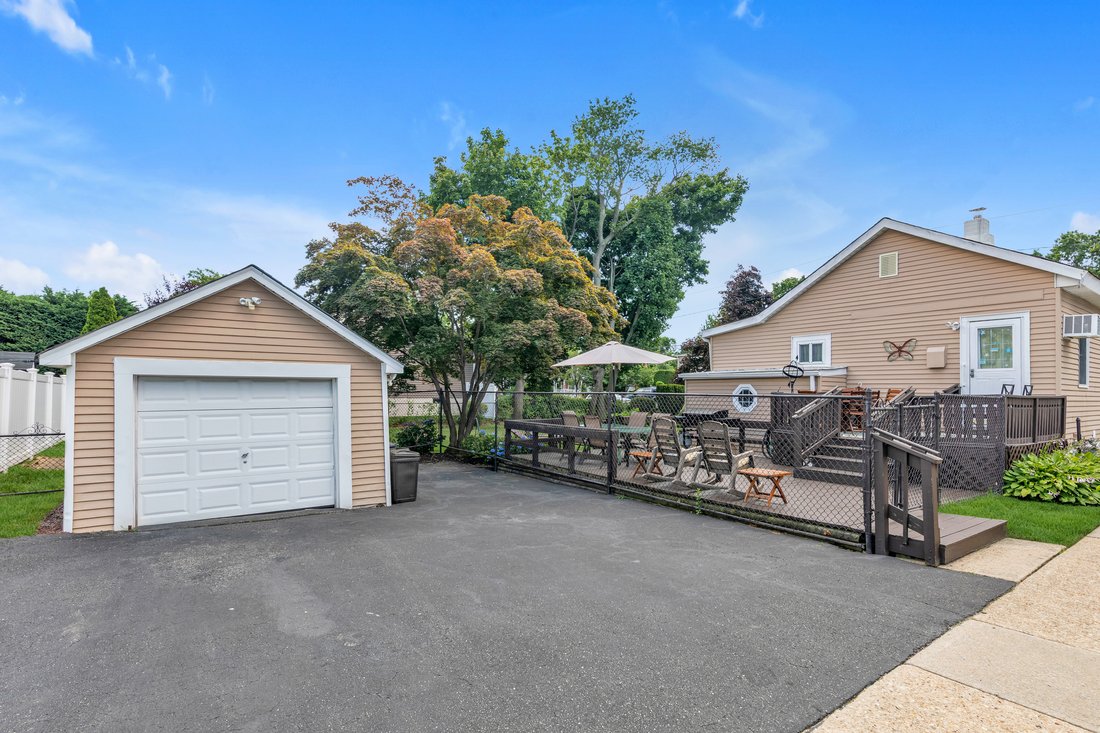 House in East Meadow, New York, United States 3 - 18396793