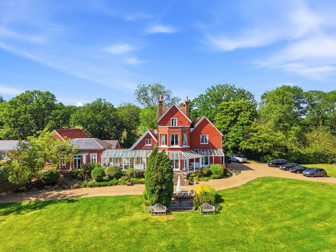 House in Povey Cross, Charlwood, England 1 - 18396993