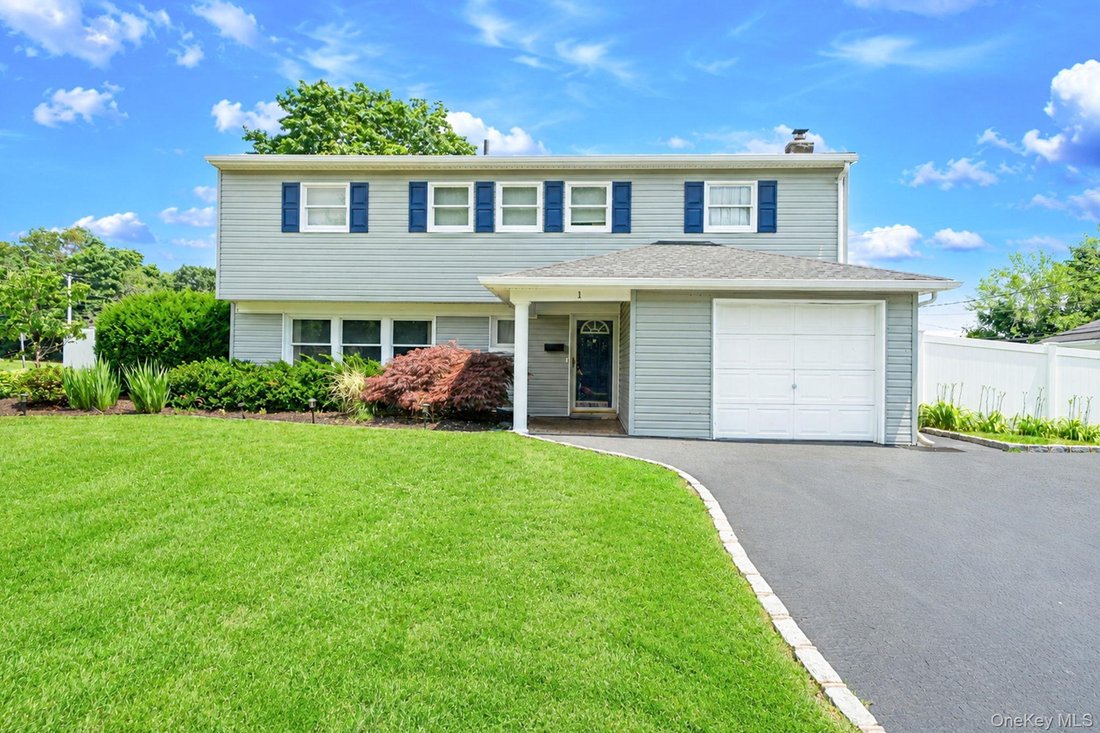 House in Commack, New York, United States 1 - 18396844