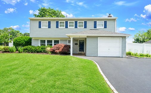 House in Commack, New York, United States 1