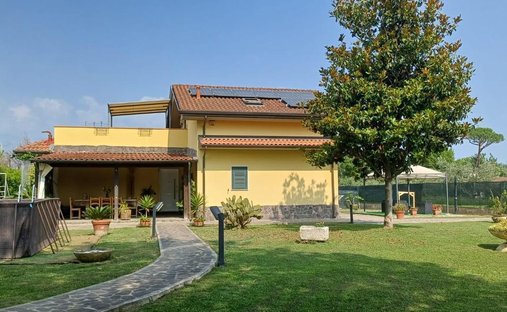 Villa a Avenza, Carrara, Toscana 1