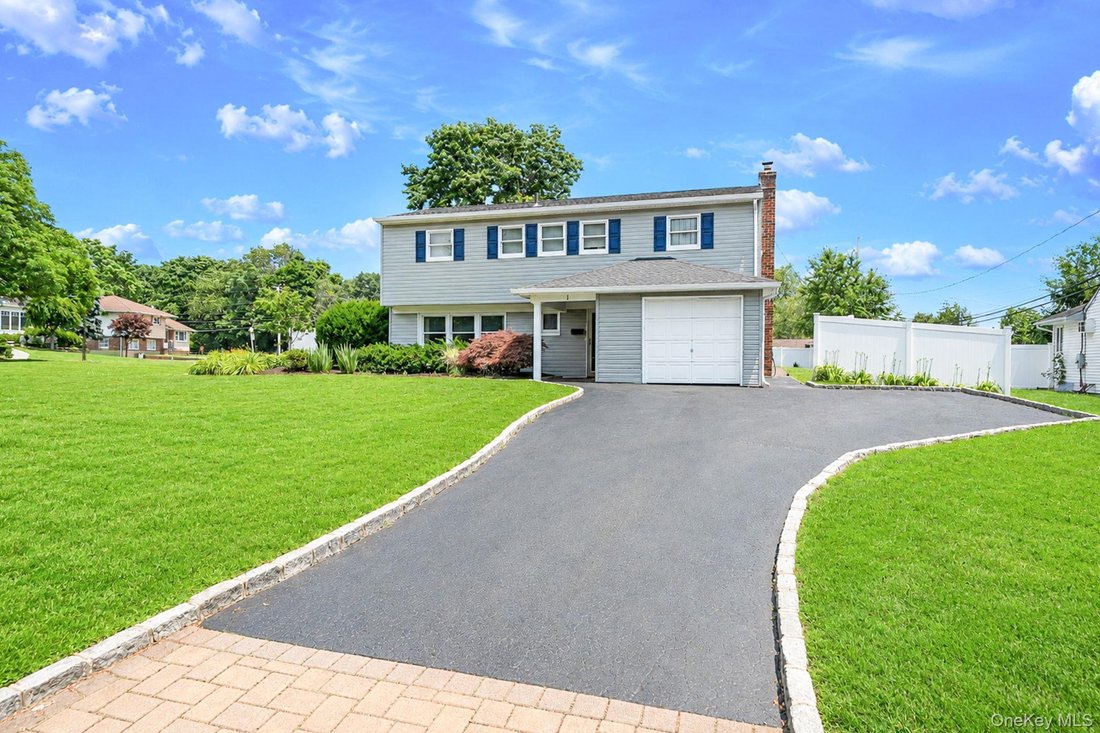 House in Commack, New York, United States 3 - 18396844