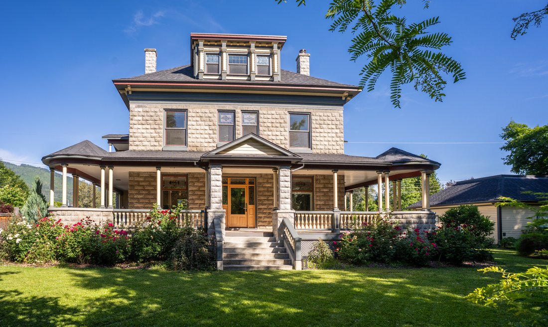 Estate in Revelstoke, British Columbia, Canada 1 - 16494808