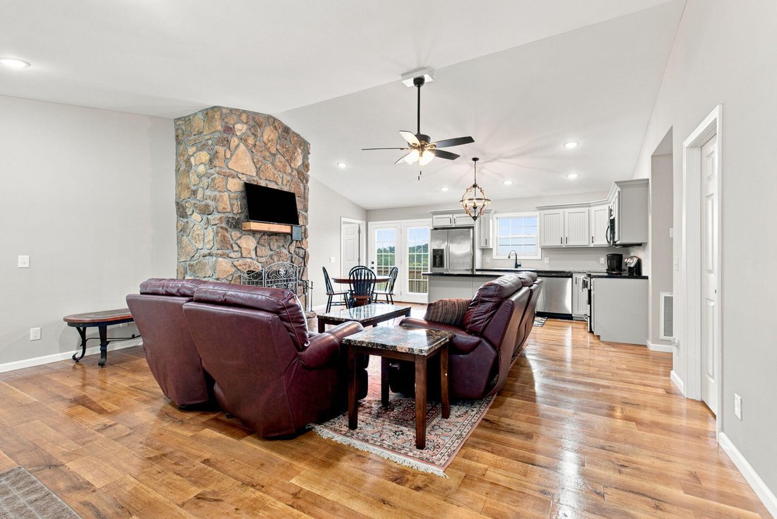 House in McKee, Kentucky, United States 3 - 18395875
