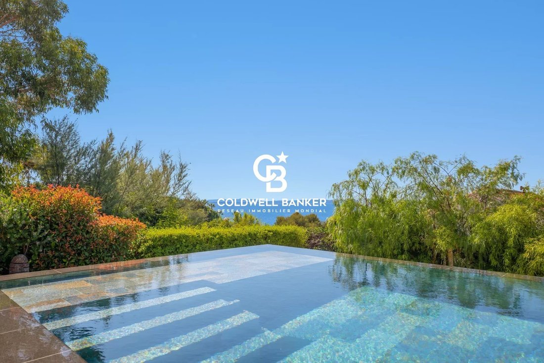 Villa in Carqueiranne, Provence-Alpes-Côte d'Azur, France 2 - 18397026