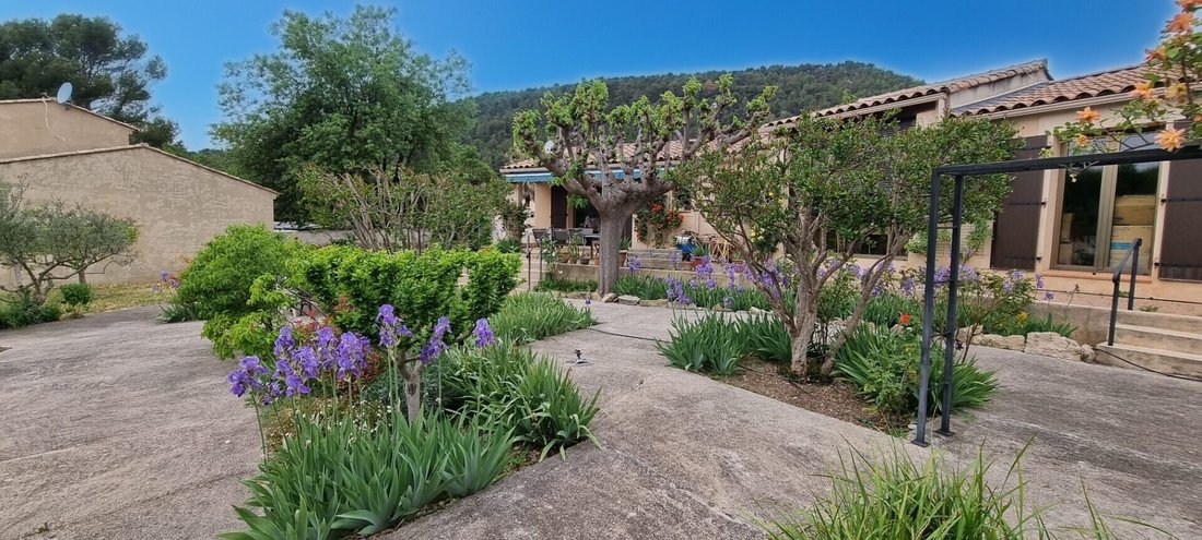 Villa in Cuges-les-Pins, Provence-Alpes-Côte d'Azur, France 2 - 18383304