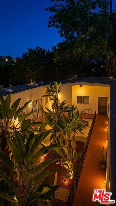 Los Angeles, California, United States 4 - 18370011