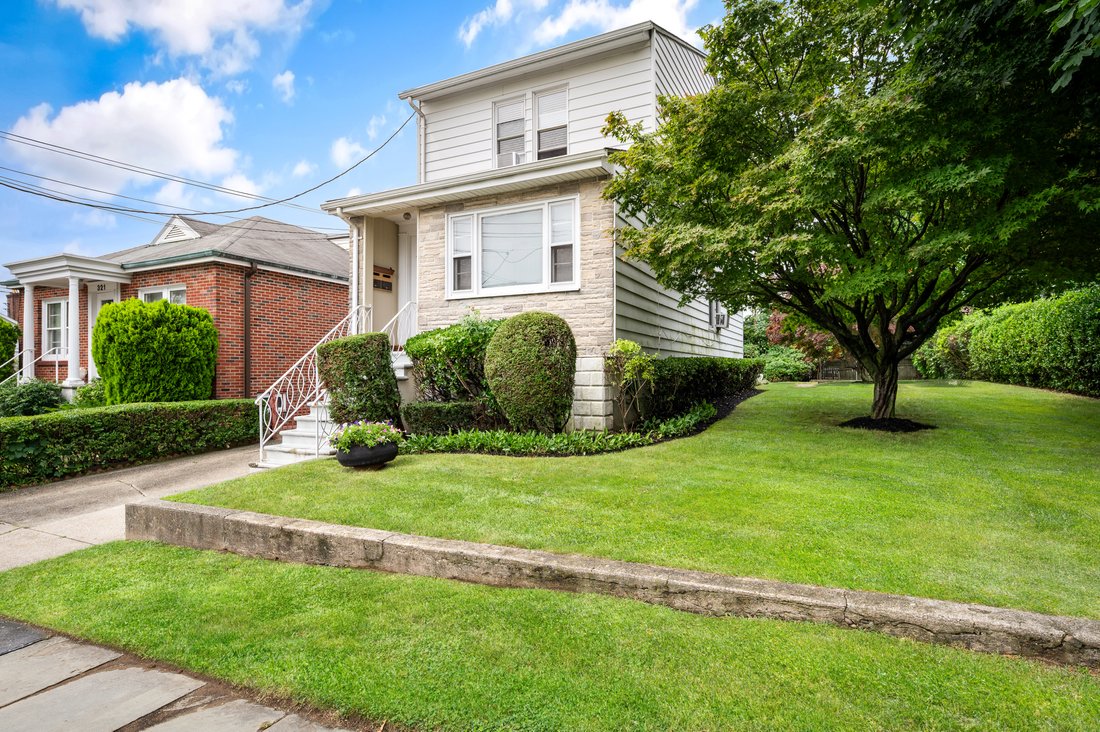 House in Yonkers, New York, United States 1 - 18393804