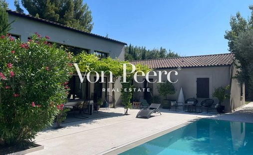 House in Saint-Rémy-de-Provence, Provence-Alpes-Côte d'Azur, France 1