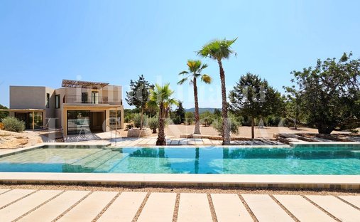 Villa in Sant Carles de Peralta, Santa Eularia des Riu, Balearic Islands 1