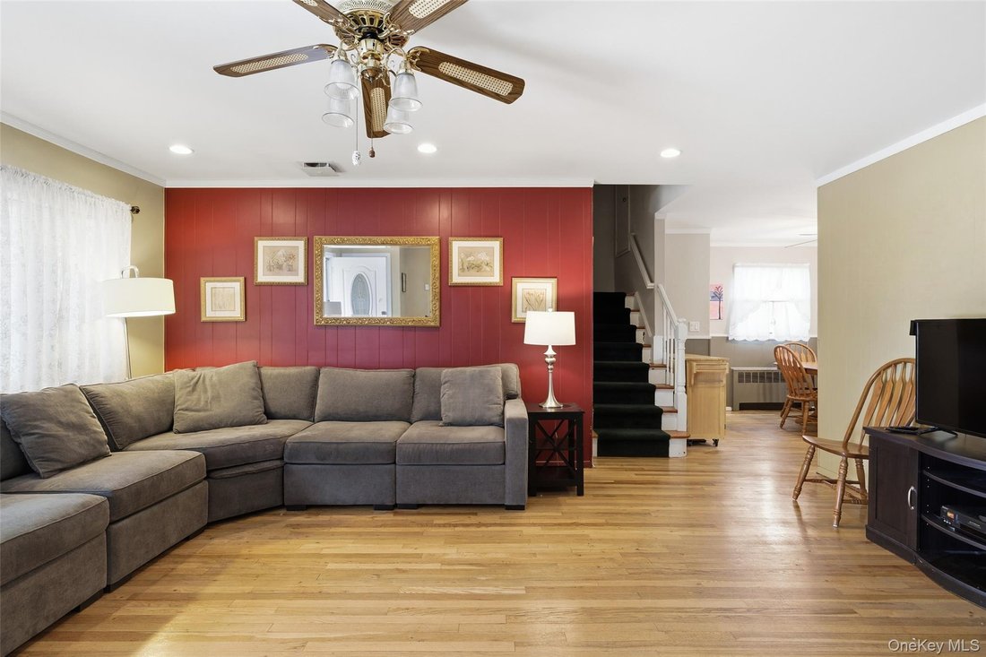 House in Seaford, New York, United States 5 - 18393709