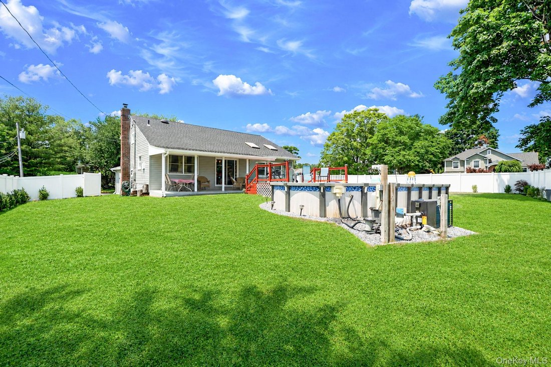 House in Commack, New York, United States 5 - 18396844