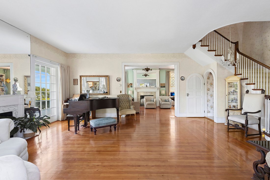 House in Hampton Bays, New York, United States 4 - 18396875